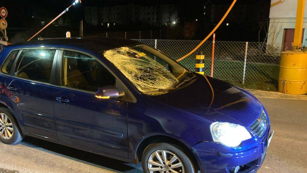 Die Jugendliche wurde heftig vom Auto erfasst und auf die Strasse geschleudert.