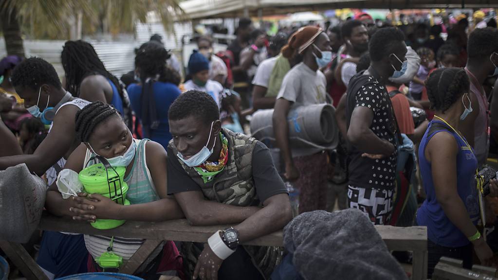 Haitianische Migranten warten darauf, an Bord eines Boots in Richtung Capurgana nahe der Grenze zu Panama zu gehen.