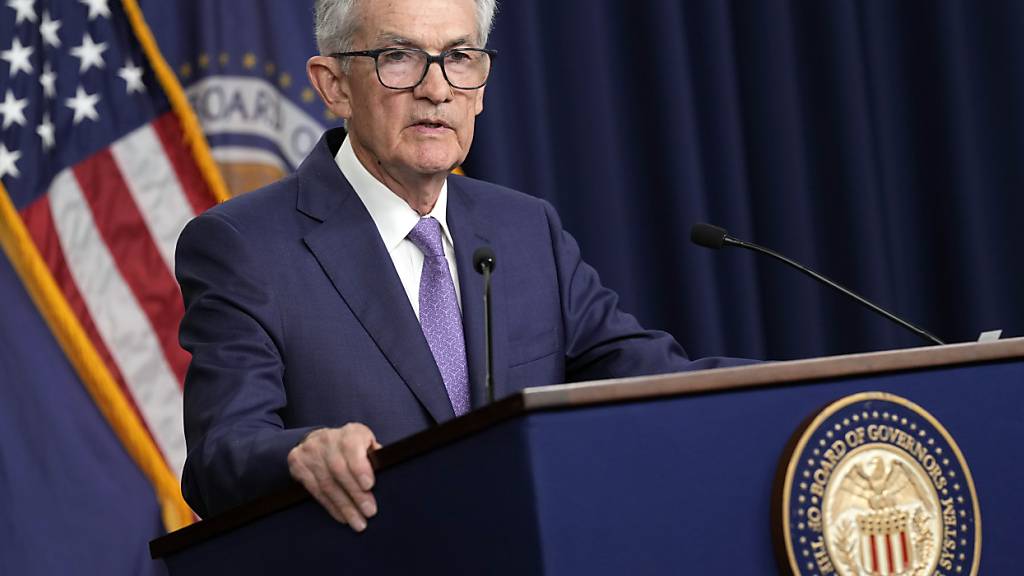 Die US-Notenbank Fed und ihr Chef Jerome Powell tastet die Leitzinsen nicht an. Noch warten die Geldhüter mit einer Zinssenkung zu. (Archivbild)