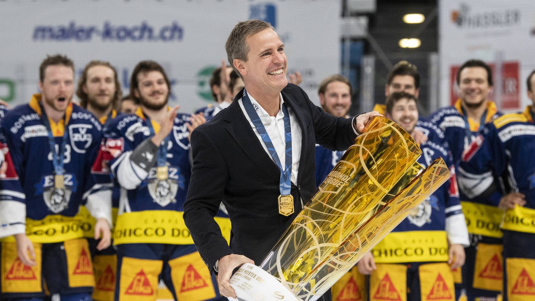 Zugs Cheftrainer Dan Tangnes stemmt den Meisterpokal und feiert als Eishockey Schweizermeister nach dem dritten Eishockey Playoff-Finalspiel der National League zwischen dem EV Zug und Geneve-Servette HC am Freitag, 7. Mai 2021, in der Bossard Arena in Zug.