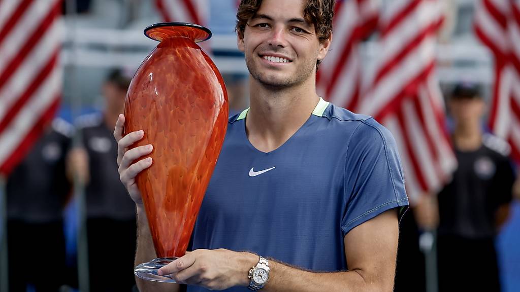 Taylor Fritz posiert im dem Siegespokal