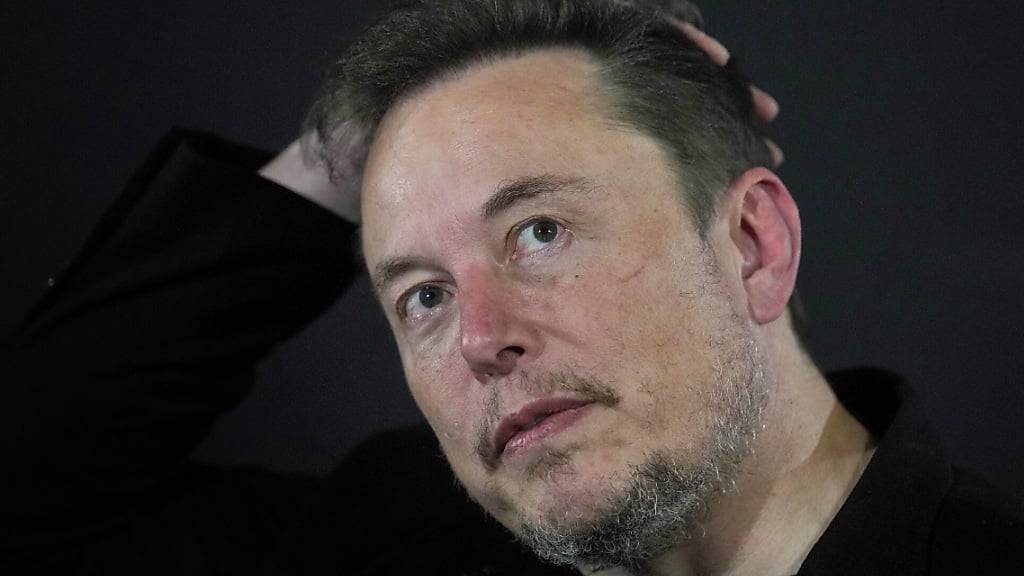 Tech-Milliardär Elon Musk zieht gegen die ChatGPT-Entwicklerfirma OpenAI und deren Chef Sam Altman vor Gericht. Musk kritisiert, dass das nun gewinnorientierte KI-Unternehmen von seinem ursprünglichen Weg abgekommen ist.(Archivbild)