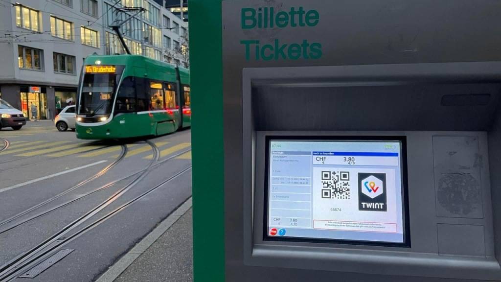Tickets können neu an den BVB-Automaten auch via Twint bezahlt werden.