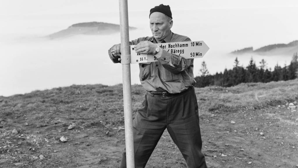 Damals so wie heute: Ein Mann montiert beim Sessellift Hochkamm bei Schönengrund im Kanton Appenzell Ausserrhoden am 5. April 1966 einen Wegweiser.