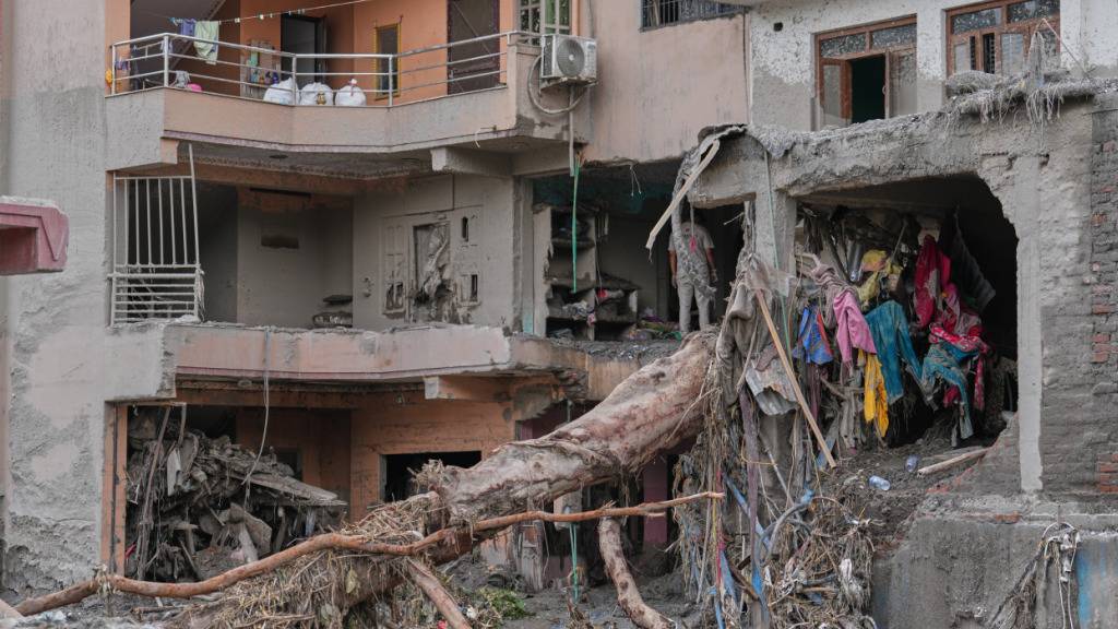 Gesundheitsrisiko durch verwesende Opfer in Nepal befürchtet