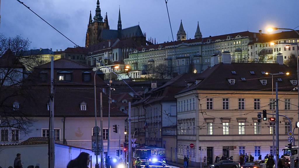 Die Mánes-Brücke wird von Polizisten gesperrt. An einer Hochschule in der Prager Innenstadt sollen Schüsse gefallen sein. Foto: Deml Ondøej/CTK/dpa