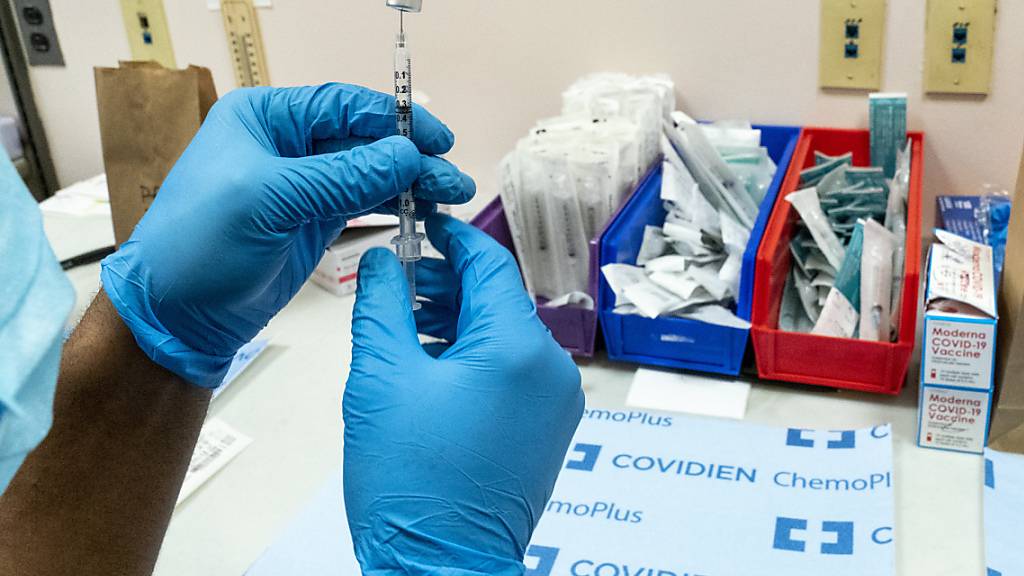 Wirken Impfstoffe besser im Kampf gegen Coronavirus-Mutanten, wenn drei statt nur zwei Gaben verabreicht werden? Dieser Frage gehen die Impfstoffpartner Pfizer und Biontech in einer neu lancierten Studie nach.(Archivbild)