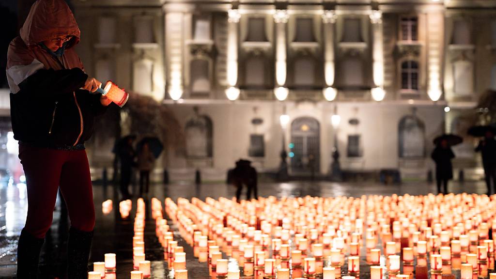 Auf dem Bundesplatz in Bern wurden anlässlich der Aktion «Eine Million Sterne» laut Caritas tausende Kerzen angezündet.