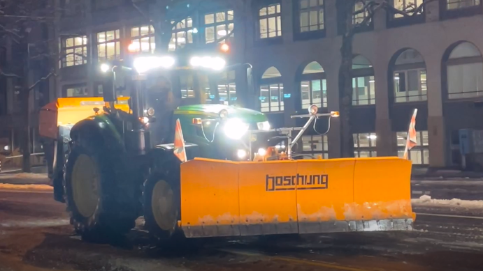 Wenn grüne statt orange Traktoren den Schnee wegräumen