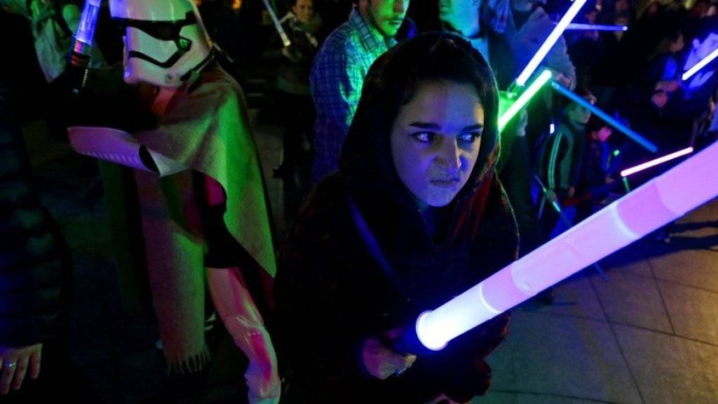 «Star Wars»-Fans mit Lichtschwertern. Die «Star Wars: Episode VII - The Force Awakens» ist in den USA äusserst erfolgreich gestartet. (Archiv)