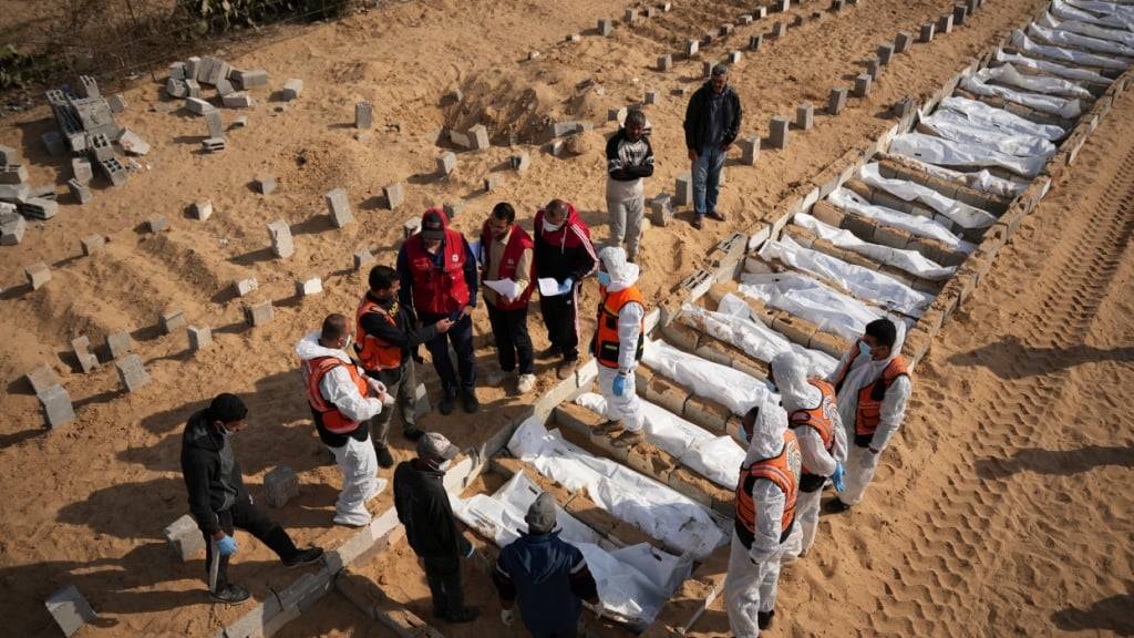 dpatopbilder - Die Leichen nicht identifizierter Palästinenser, die im Rahmen der Waffenruhe aus Israel zurückgebracht wurden, werden im Gazastreifen begraben. Foto: Abdel Kareem Hana/AP/dpa