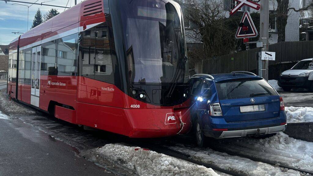 Zug kollidiert in Speicher AR mit einem Auto