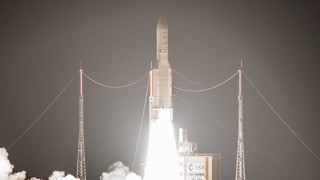 Ariane 5 startet vom europäischen Weltraumbahnhof Kourou ins All. Die Rakete plazierte 2 Telekommunikationssatelliten.