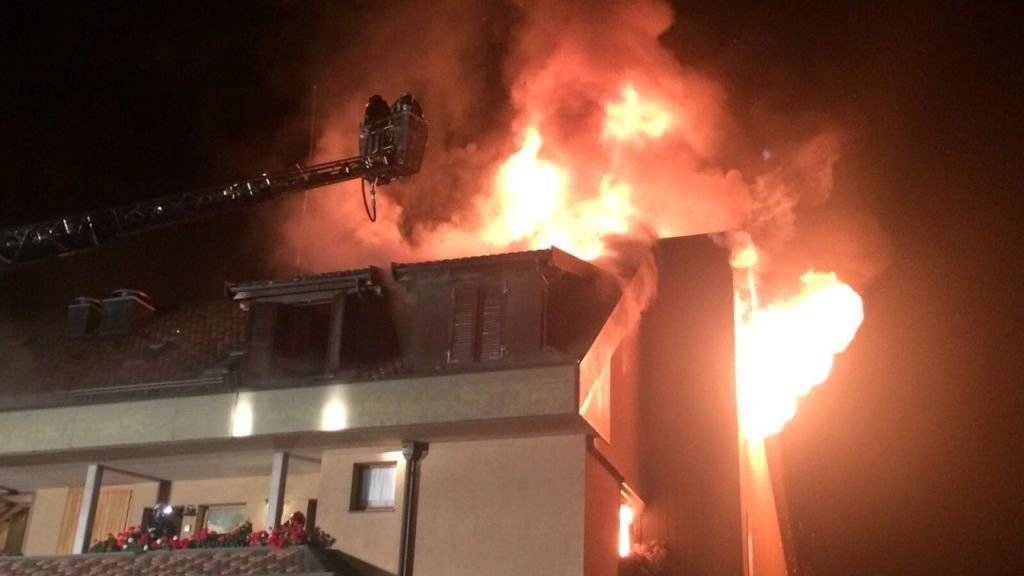 In St. Gingolph griff das Feuer in der Dachwohnung rasch auf das Dach über. 20 Menschen mussten den Rest der Nacht im Gemeindesaal verbringen.