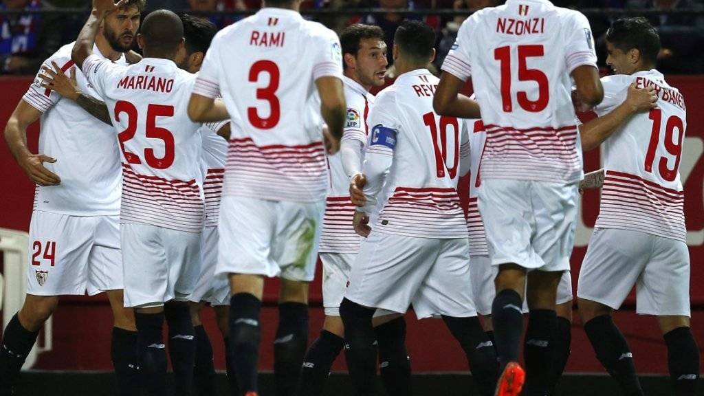 Sevillas Spieler bejubeln das siegbringende Tor gegen Eibar