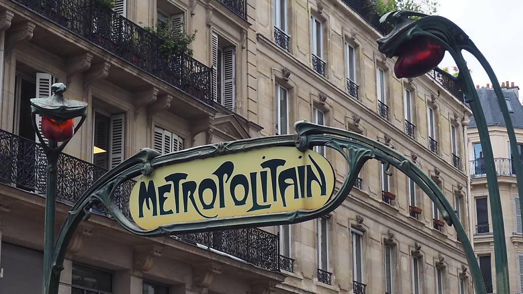 Ein Eingang der Métro-Station Châtelet in Paris im Art-Nouveau-Stil. Am 19. Juli jährt sich zum 120. Mal die Eröffnung der ersten Métro-Linie in Paris zwischen den Stationen Porte Maillot bis zur Porte de Vincennes.