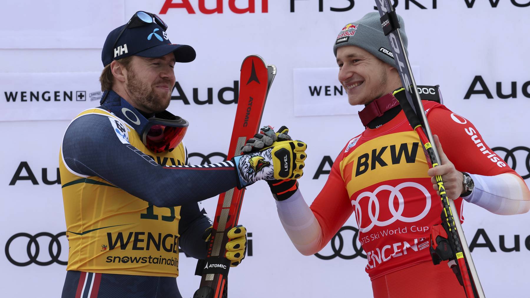 Aleksander Aamodt Kilde und Marco Odermatt gratulieren sich nach dem Super-G-Rennen in Wengen gegenseitig.