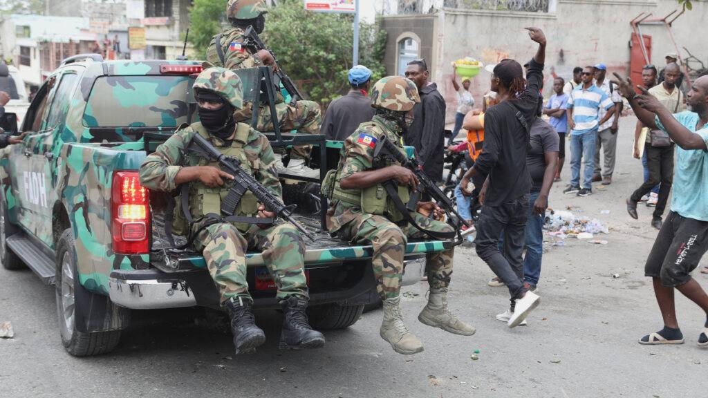 ARCHIV - Soldaten der haitianischen Armee patrouillieren während einer Demonstration gegen die unsichere Lage in Port-au-Prince. Foto: Odelyn Joseph/AP/dpa/Symbolbild