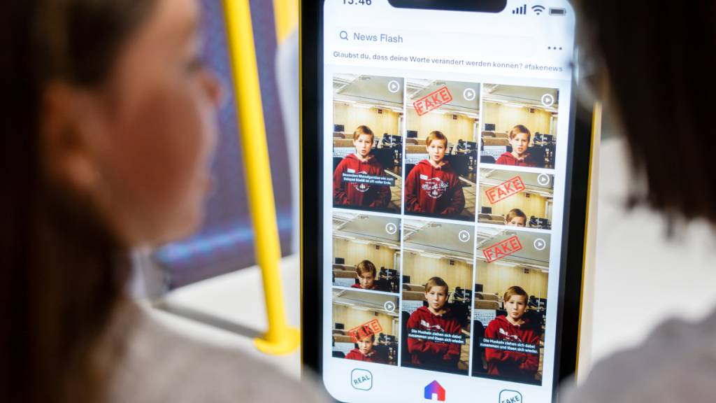 Zwei Mädchen besuchen die neue Ausstellung «Wirklich?!  Fake, Fakt oder Meinung?» im Verkehrshaus der Schweiz in Luzern.