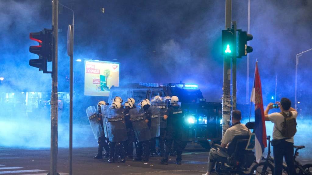 Polizeiabsperrung und Tränengaswolken in Belgrad. Foto: Marko Dimic/ZUMA Press Wire/dpa