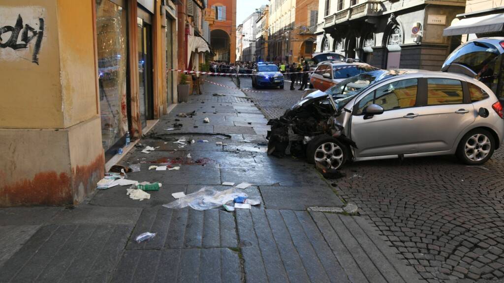 dpatopbilder - Ein schwer beschädigtes Auton steht nach einem Unfall in einer Straße in Modena. Ein Mann war mit dem Auto in eine Menschenmenge gefahren. Acht Menschen seien verletzt worden, davon vier schwer, sagte der Bürgermeister der Stadt. Foto: Uncredited/LaPresse/AP/dpa
