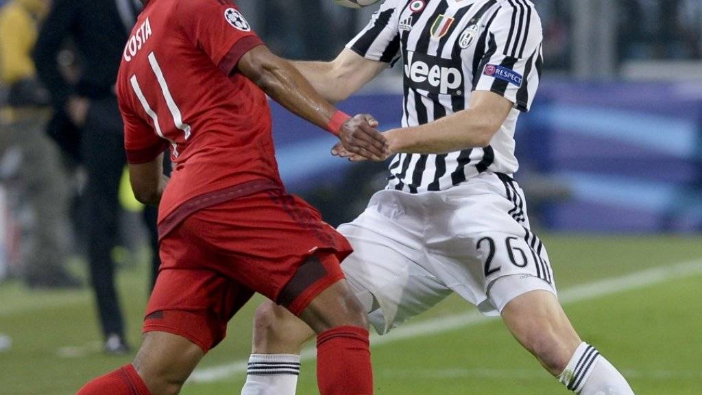 Ein schwieriges Unterfangen: Stephan Lichtsteiner (rechts) möchte mit Juventus Turin am Mittwochabend bei Bayern München den Einzug in die Viertelfinals der Champions League klar machen