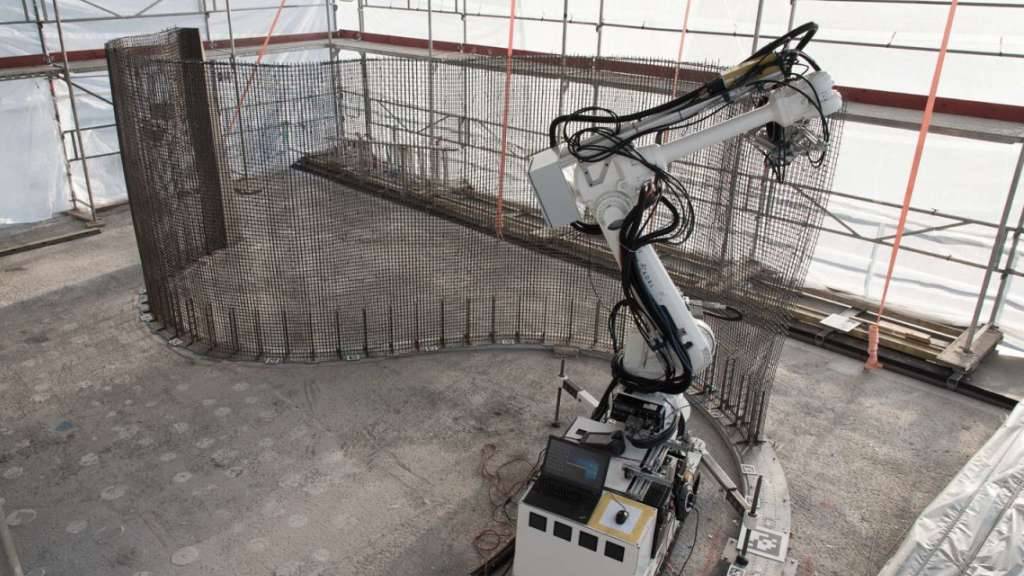 Der mobile Roboter «In Situ Fabricator» webt ein Stahlgitter, das sowohl als Gussform als auch als Stabilisator für Betonwände dient. Dadurch sind kunstvoll gewellte Formen möglich.