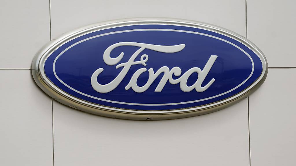 Die robuste Nachfrage nach Modellen mit Verbrennermotor hilft Ford über den teuren Aufbau seines Elektroauto-Geschäfts hinweg. Getragen von den Ergebnissen des zweiten Quartals erhöhte der US-Autobauer die Jahresprognose für das operative Ergebnis. (Archivbild)