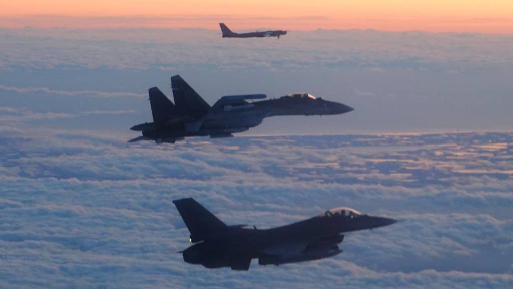 ARCHIV - Ein F-16 Fighting Falcon-Kampfflugzeug des North American Aerospace Defense Command (vorne) eskortiert ein russisches Su-35-Kampfflugzeug (M) und einen Tu-95 Bear-Bomber. Foto: Uncredited/Department of Defense/dpa - ACHTUNG: Nur zur redaktionellen Verwendung und nur mit vollständiger Nennung des vorstehenden Credits