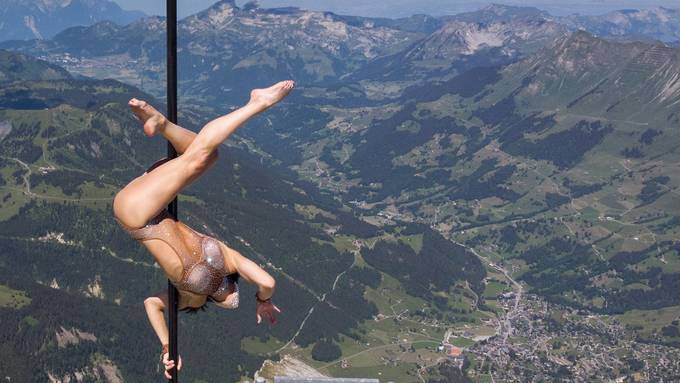 Spektakuläre Akrobatik-Show in 3000 Meter Höhe