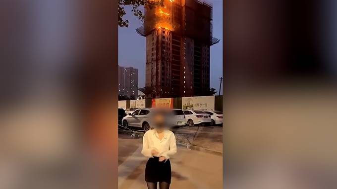 Chinesische Influencerin dreht Tanzvideo vor brennendem Haus