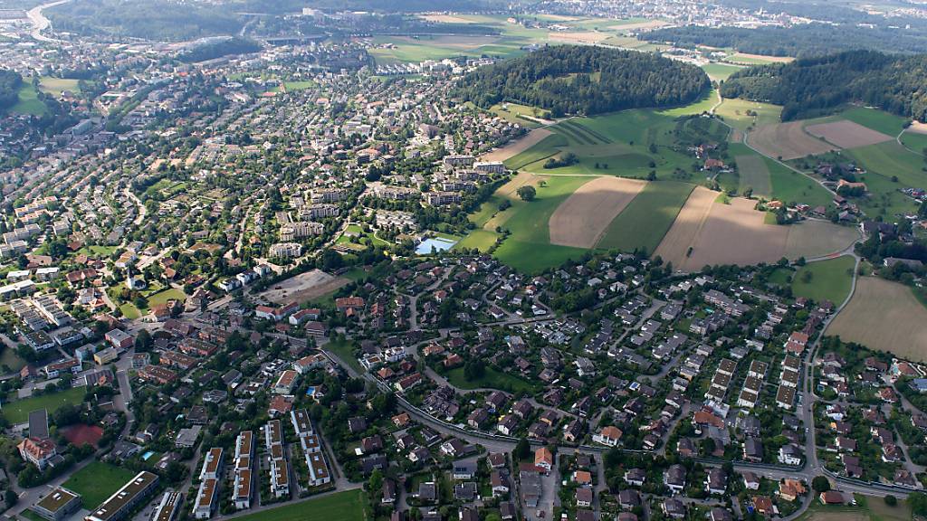 5,6 Prozent der Gesamtfläche der Schweiz sind Bauzonen. Das revidierte Raumplanungsgesetz möchte verhindern, das ausserhalb von Bauzonen zu viel gebaut wird. Die neusten Zahlen zeigen jedoch, dass der Landverbrauch dort weiter zunimmt, wenn auch etwas weniger schnell. (Archivbild)