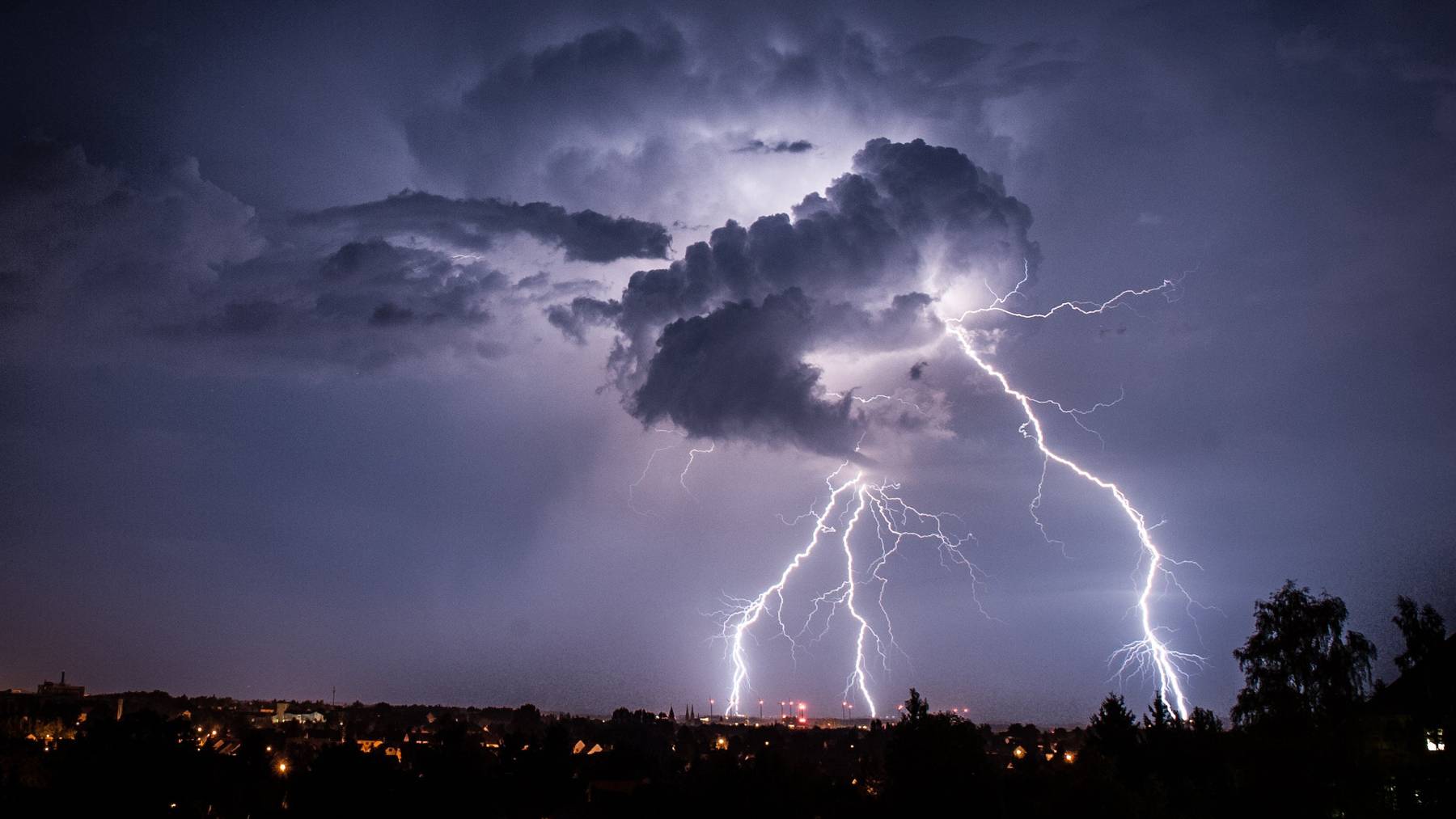 Am Freitagabend gingen in der Schweiz Gewitter und Starkregen nieder. (Symbolbild)