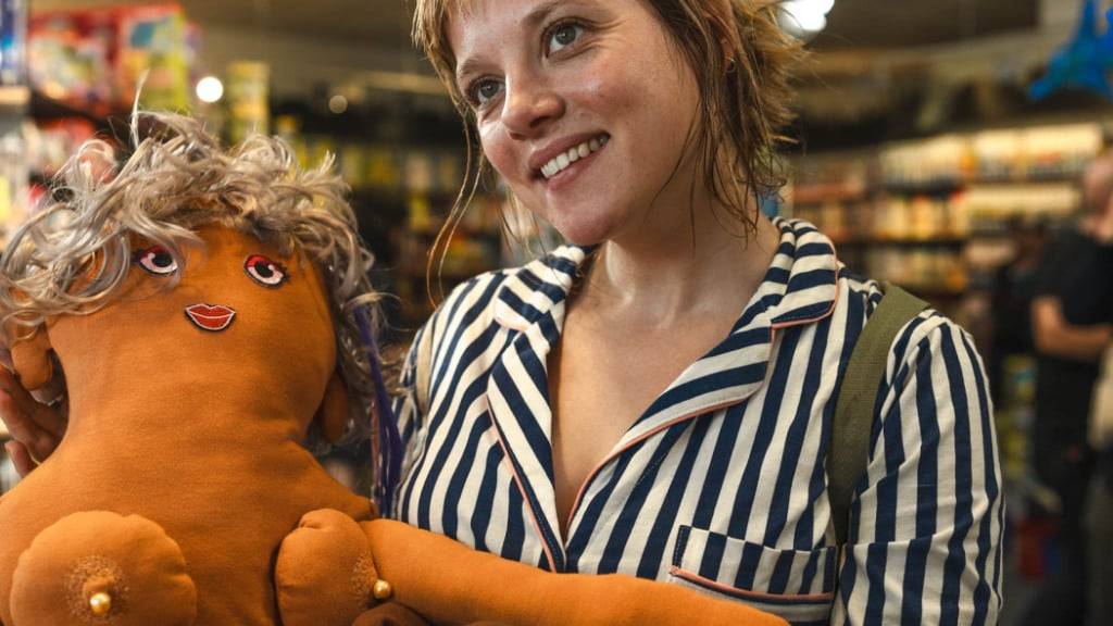 Eine der Figuren in «#Schwarze Schafe» ist Delphine, die «genderflexible» Puppen entwirft. Sie wird von Jella Haase verkörpert.