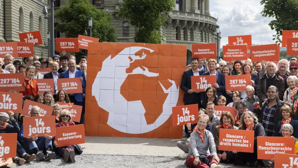 Mitglieder des Initiativkomitees und Unterstützer reichen die gesammelten Unterschriften für die zweite Konzernverantwortungsinitiative bei der Bundeskanzlei in Bern ein.