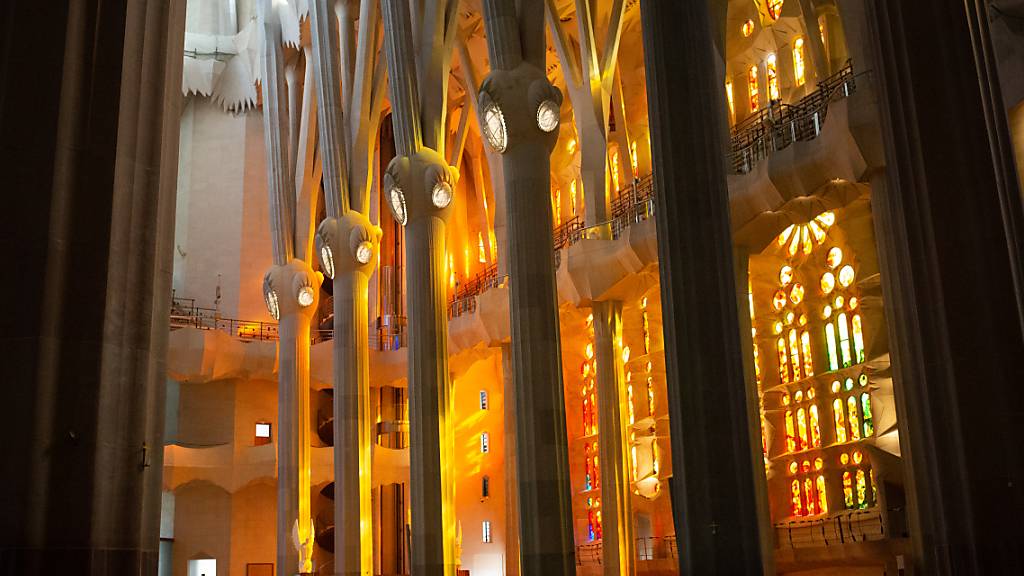 Innenansicht der noch im Bau befindlichen Basilika Sagrada Familia vom spanischen Architekten Antoni Gaudi. Foto: David Zorrakino/EUROPA PRESS/dpa