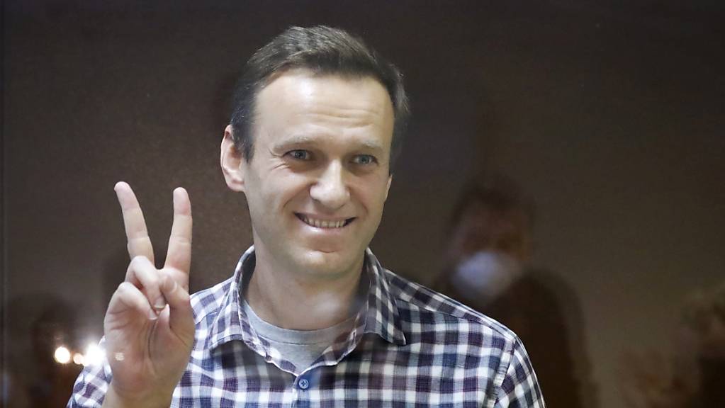 ARCHIV - Oppositionsführer Alexej Nawalny steht in einem Käfig im Babuskinsky Bezirksgericht. (zu dpa «Erinnerung an Nemzow-Mord vor sechs Jahren und Ehrung für Nawalny») Foto: Alexander Zemlianichenko/AP/dpa