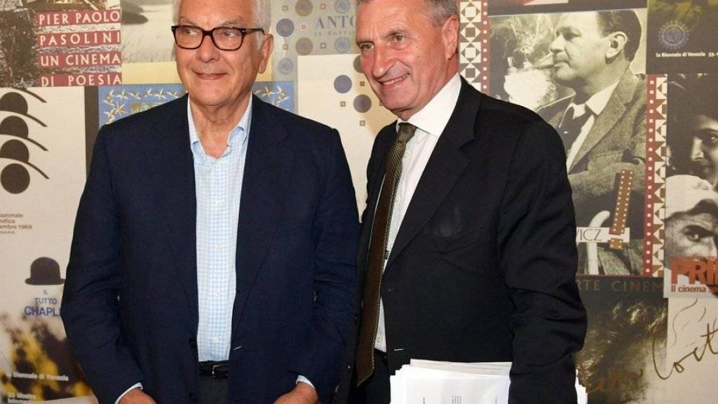 EU-Kommissar Günther Oettinger (r) und Paolo Baratta, Präsident der Biennale Venedig, treffen sich am 4. September am 73. Filmfestival Venedig