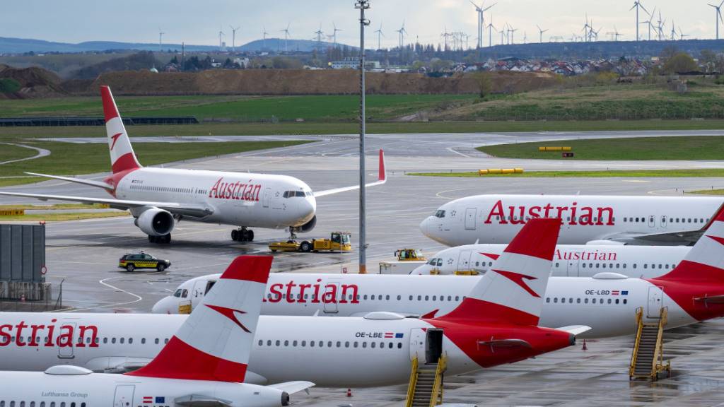 ARCHIV - Geparkte Flugzeuge der Austrian Airlines  (AUA) am Flughafen Wien-Schwechat. Foto: Georg Hochmuth/APA/dpa