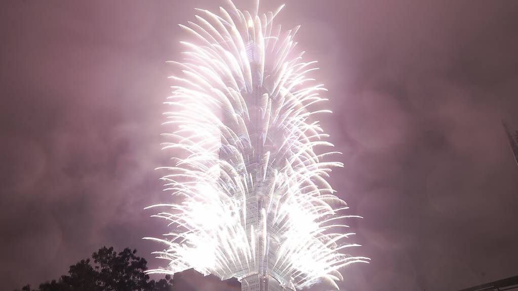 Feuerwerkskörper explodieren während der Neujahrsfeierlichkeiten in Taipei. Foto: Chiang Ying-Ying/AP/dpa