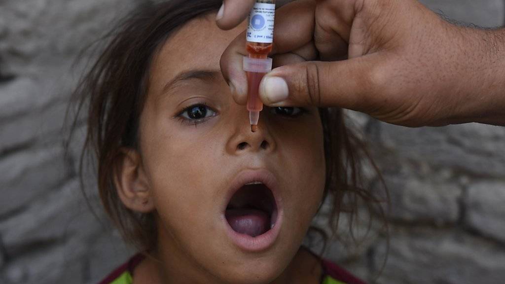 Ein Mädchen kriegt eine Polio-Impfung (Archiv).