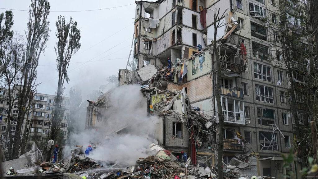 dpatopbilder - Rettungskräfte arbeiten in einem zerstörten Wohnhaus nach einem russischen Raketenangriff. Foto: Efrem Lukatsky/AP/dpa