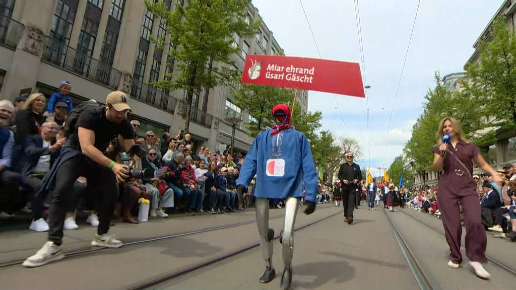 Ungewöhnlicher Anblick: Ein Roboter läuft beim Zug der Zünfte mit