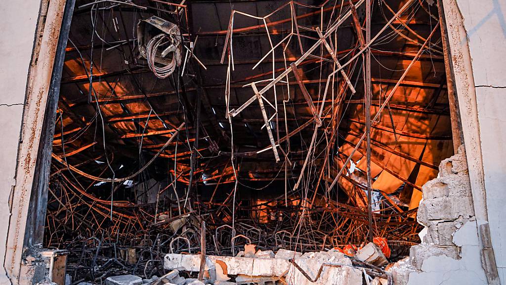 Bei einem Brand bei einer Hochzeitsfeier im Irak sind mehr als 100 Menschen ums Leben gekommen. Leicht entflammbares Material in der Halle ließ diese in kurzer Zeit in Flammen aufgehen und einstürzen. Foto: Ismael Adnan/dpa
