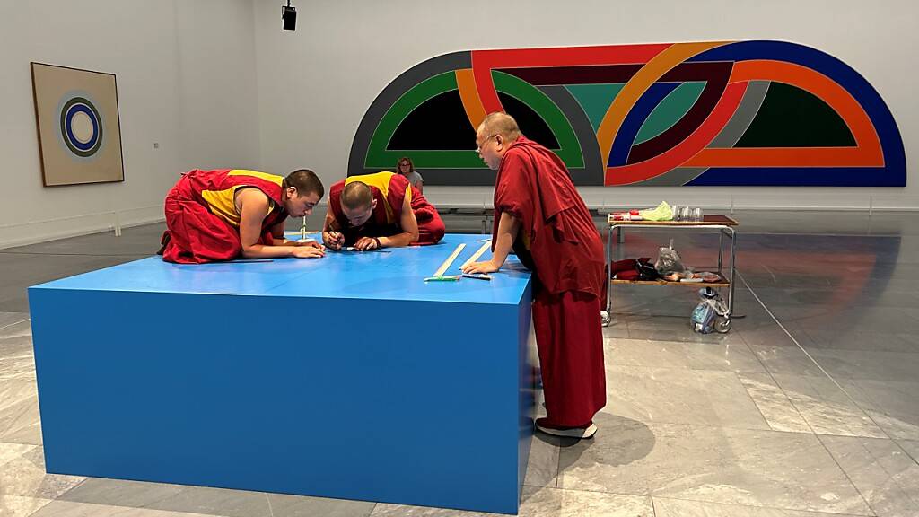 Die Mönche aus Tibet bereiten im Kunstmuseum Basel ihr Kalachakra-Mandala vor.