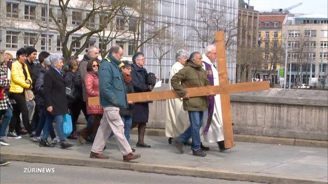 Tausende Christen an Kreuzweg in Zürich