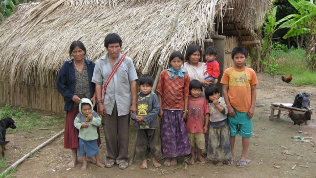 Tsimane Eltern aus dem Bolivianischen Amazonasgebiet, die ihre Kinder alleine kaum ernähren könnten. Sie werden, wie Familien überall auf der Welt, von älteren Kindern, Grosseltern und Gemeindemitgliedern unterstützt. Ohne solche Hilfe wäre die menschliche Evolution so nicht möglich gewesen. (zVg)