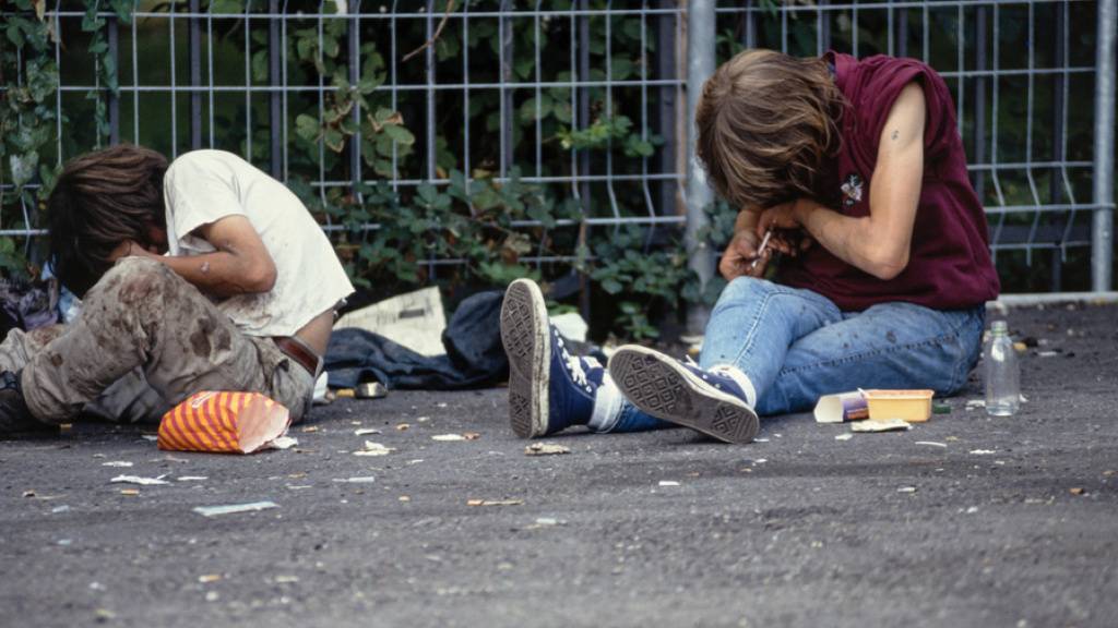 Vor 30 Jahren führte Zürich die ärztlich kontrollierte Drogenabgabe ein. Zahlreiche Städte und Kantone folgten. Komplette Abstinenz ist dabei nicht das primäre Ziel. Im Bild die Drogenszene am Zürcher Letten. (Archivbild)