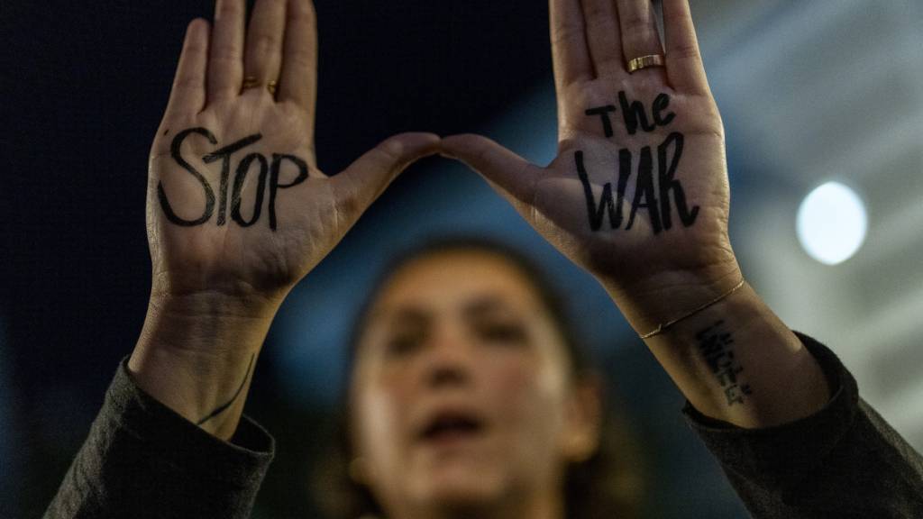 ARCHIV - Eine Frau fordert bei einer Demonstration die Freilassung von Geiseln, die im Gazastreifen von der islamistischen Hamas festgehalten werden. Foto: Francisco Seco/AP/dpa
