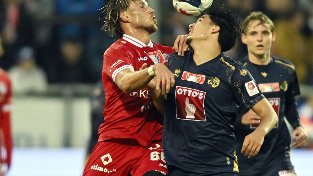 Brian Beyer und Bung Meng Freimann kämpfen beim ausgeglichenen Duell zwischen Winterthur und Luzern um den Ball